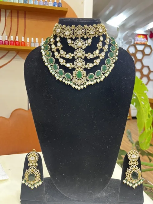 Kundan emerald choker necklace set on rent Nagpur